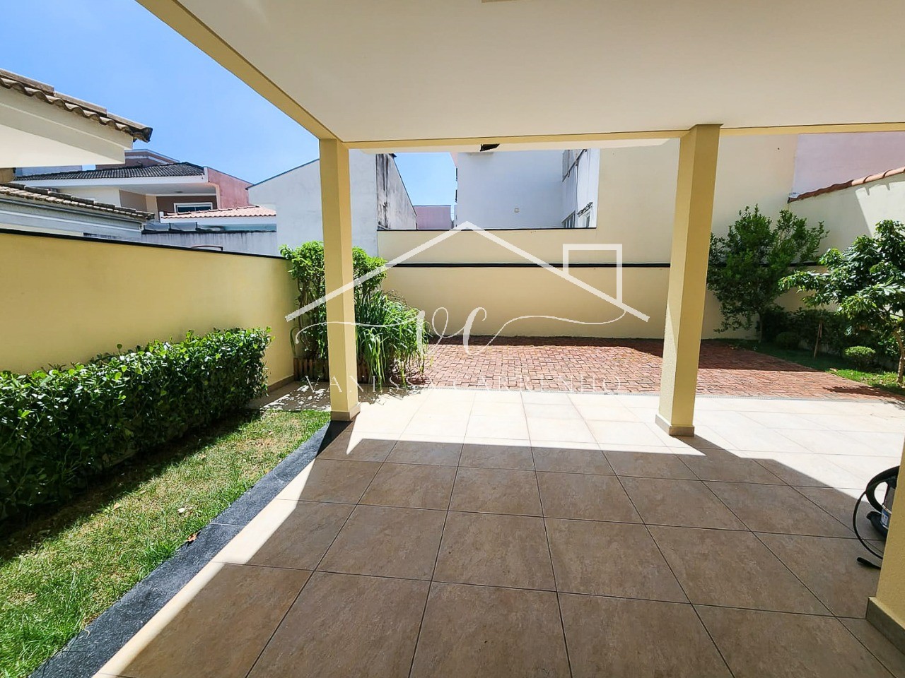 Casa à venda e aluguel com 3 quartos, 250m² - Foto 3