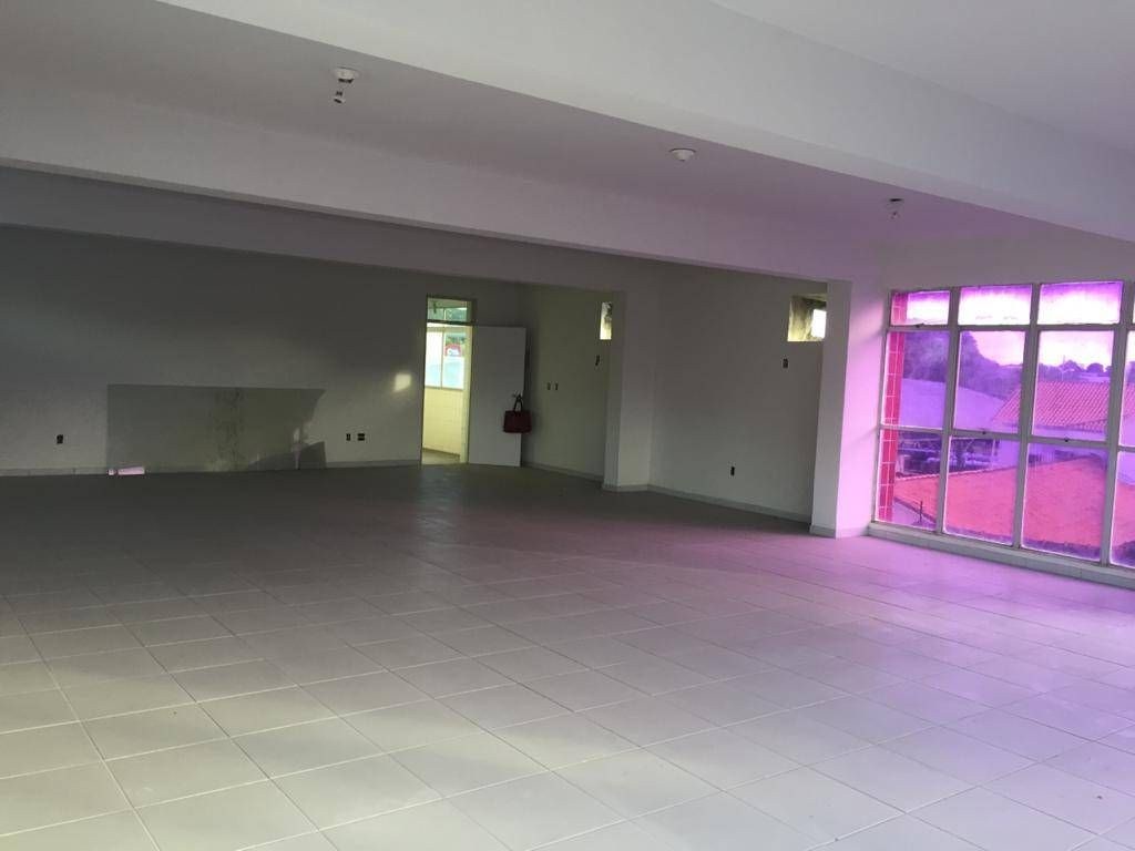 Sala comercial vitrine 99m², para locação por R$7.500,00.
