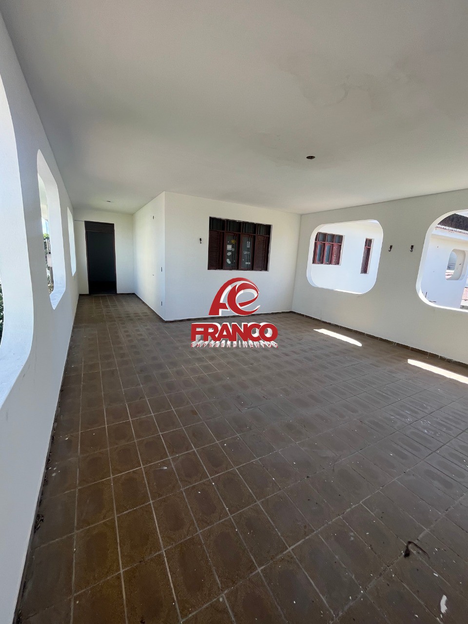 Casa à venda com 8 quartos, 480m² - Foto 2