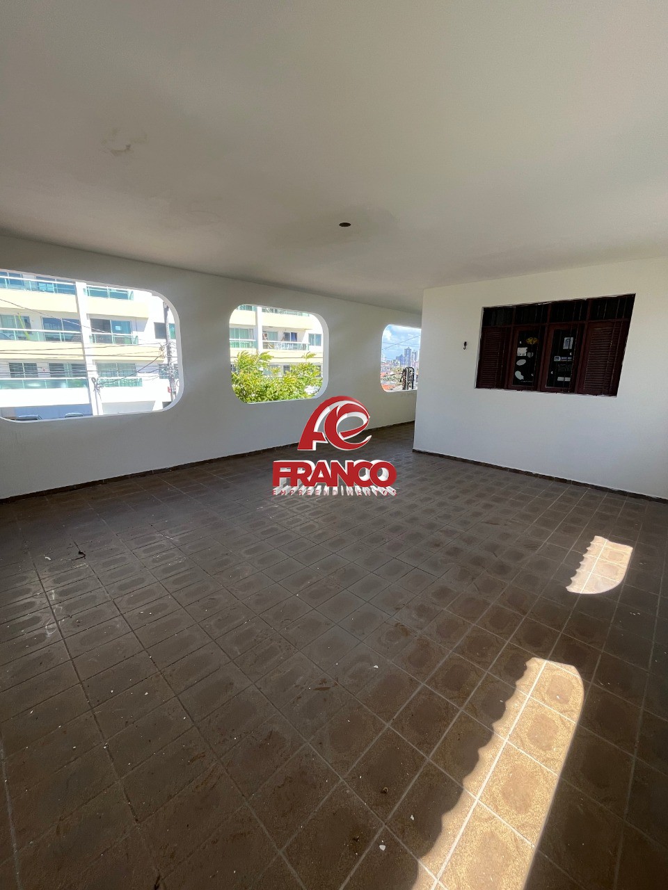 Casa à venda com 8 quartos, 480m² - Foto 1