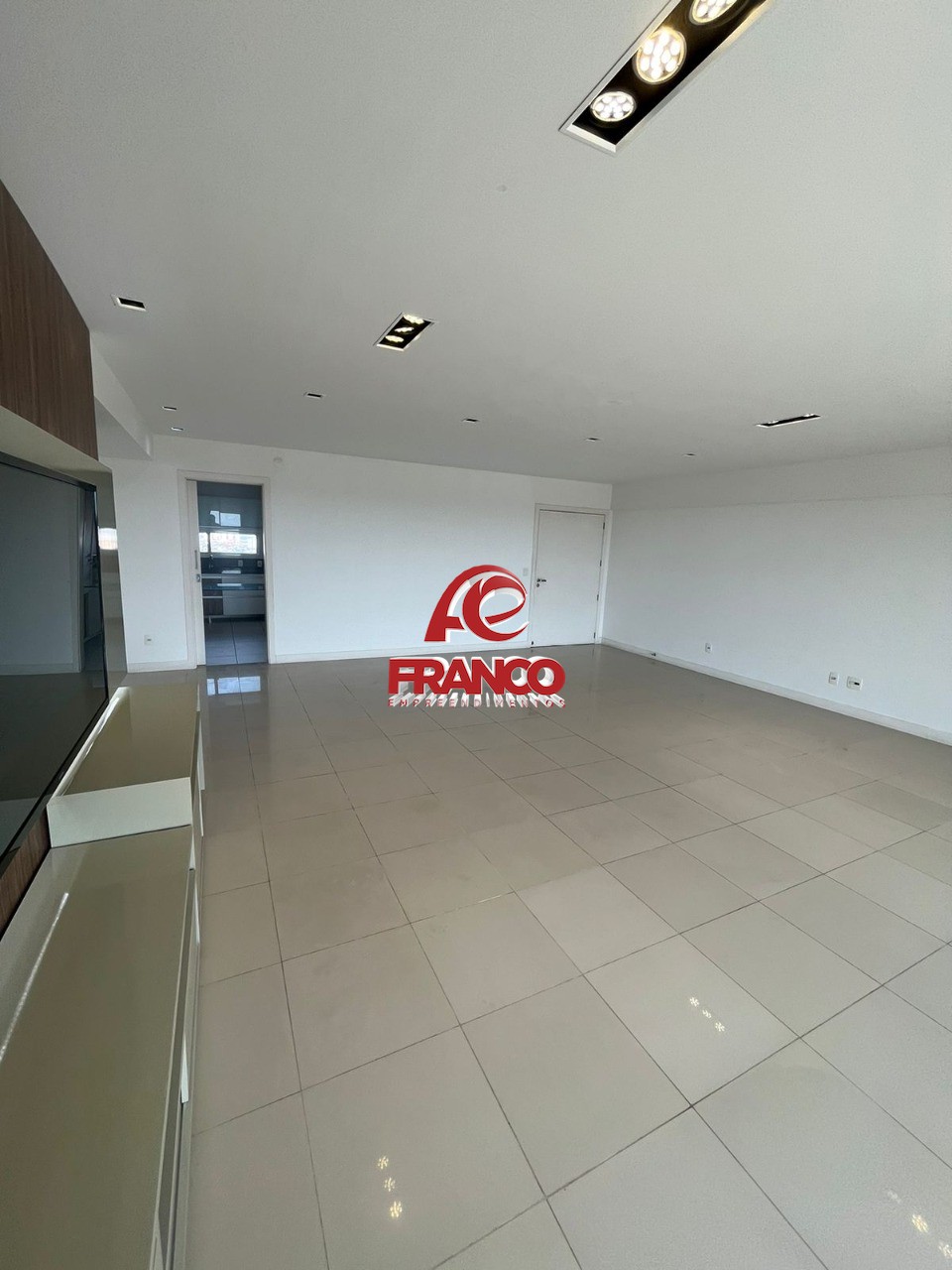 Apartamento para alugar com 3 quartos, 196m² - Foto 4