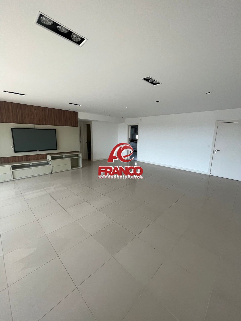 Apartamento para alugar com 3 quartos, 196m² - Foto 3