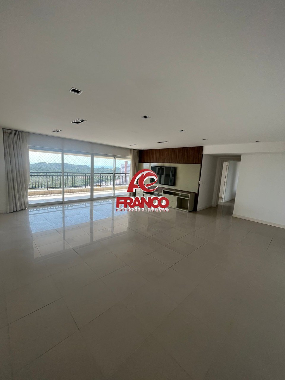 Apartamento para alugar com 3 quartos, 196m² - Foto 2