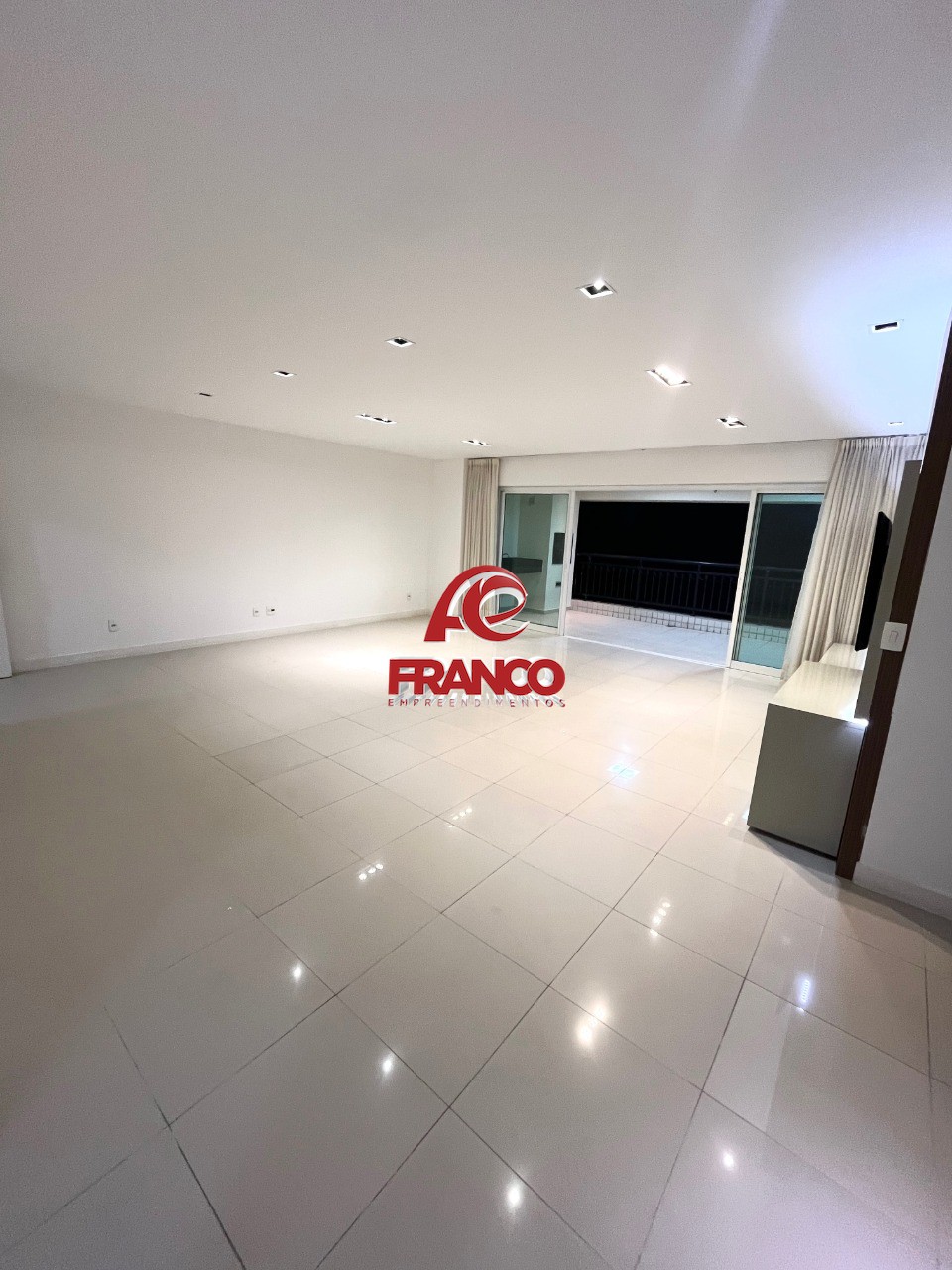 Apartamento para alugar com 3 quartos, 196m² - Foto 8