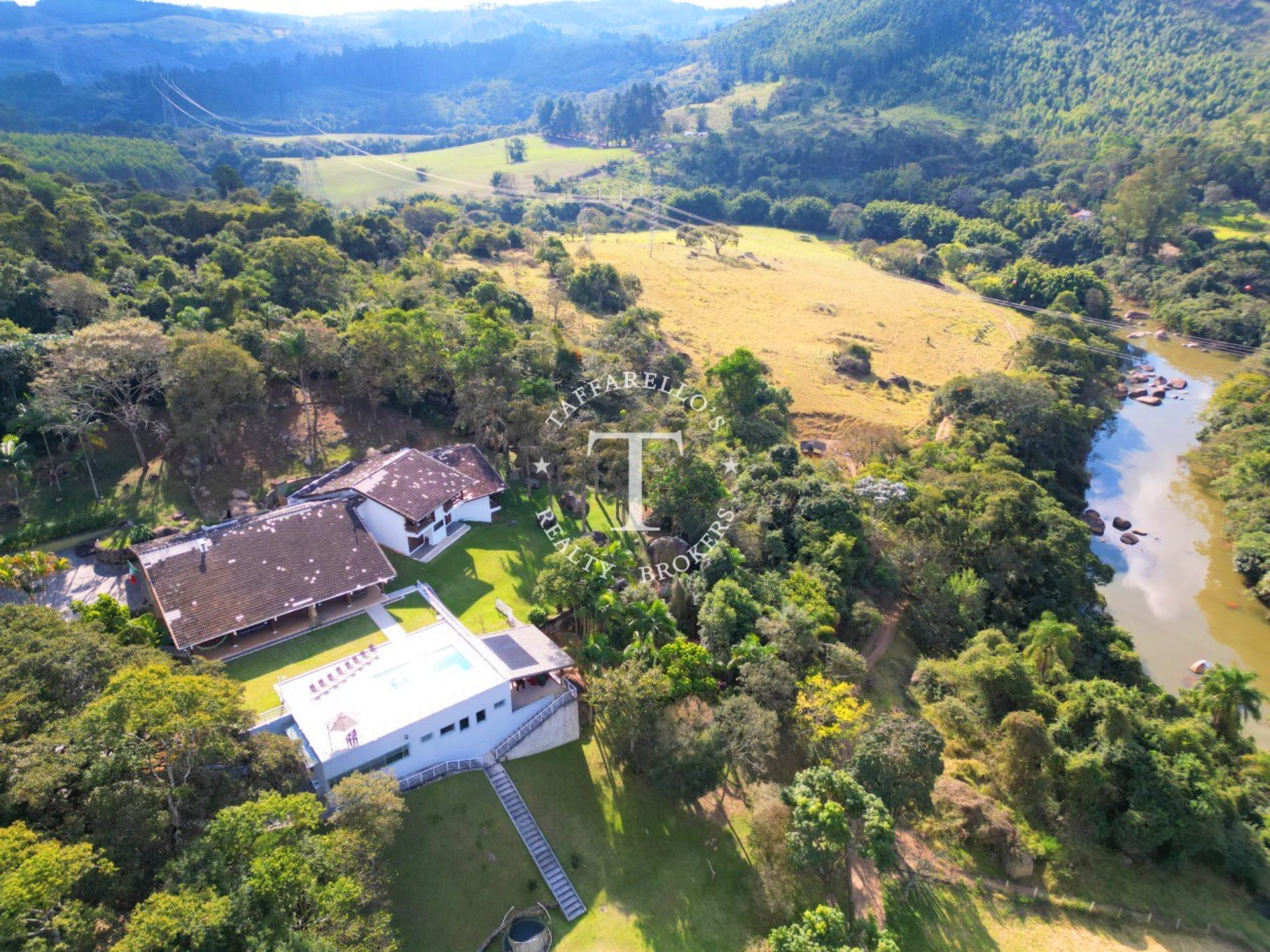 Fazenda à venda com 7 quartos, 1500m² - Foto 1