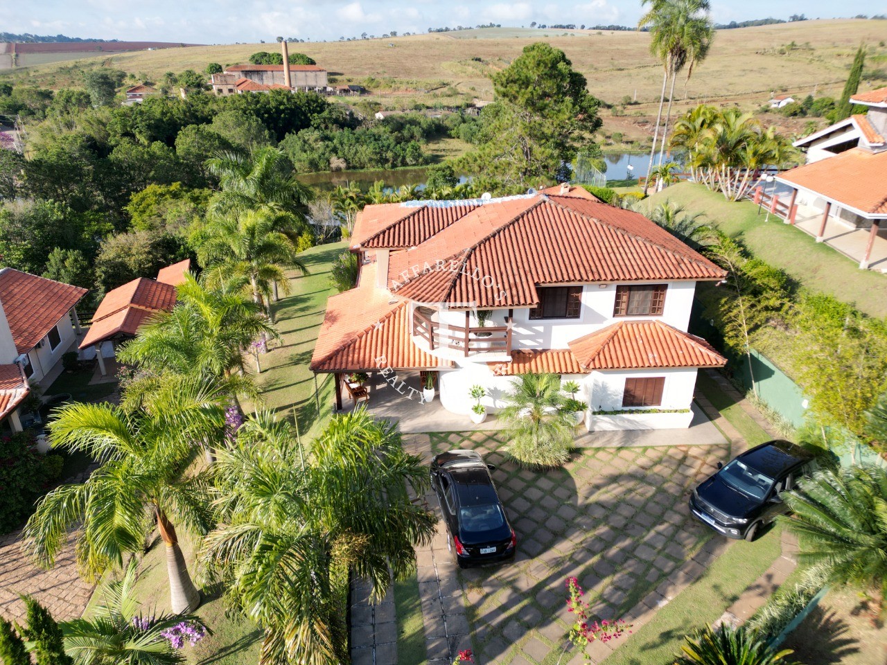 Casa de Condomínio à venda com 4 quartos, 320m² - Foto 2