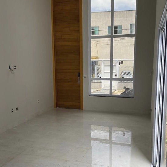 Casa à venda com 3 quartos, 165m² - Foto 1