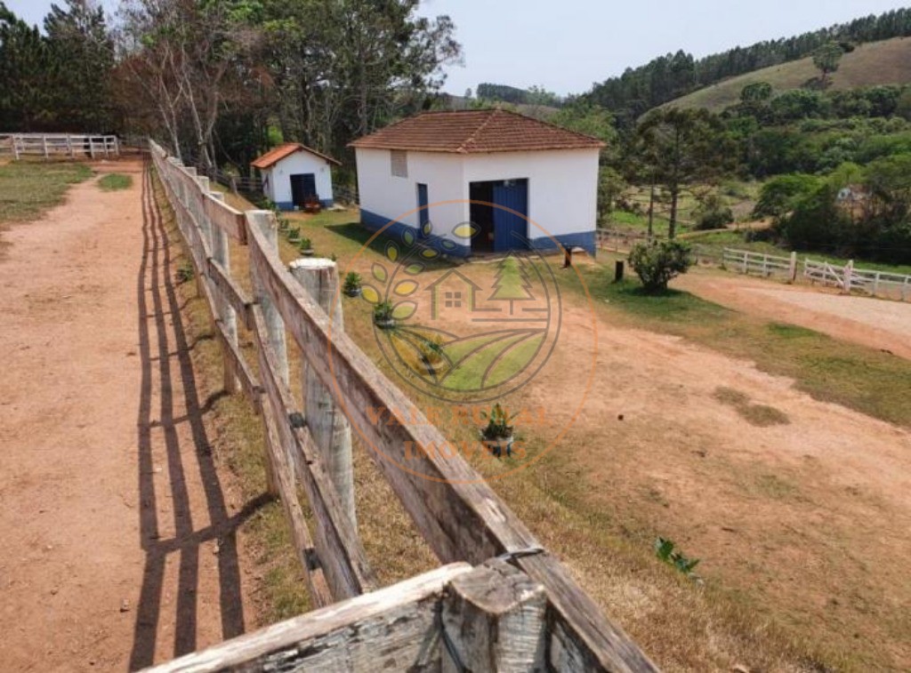 Fazenda à venda com 3 quartos, 242m² - Foto 2