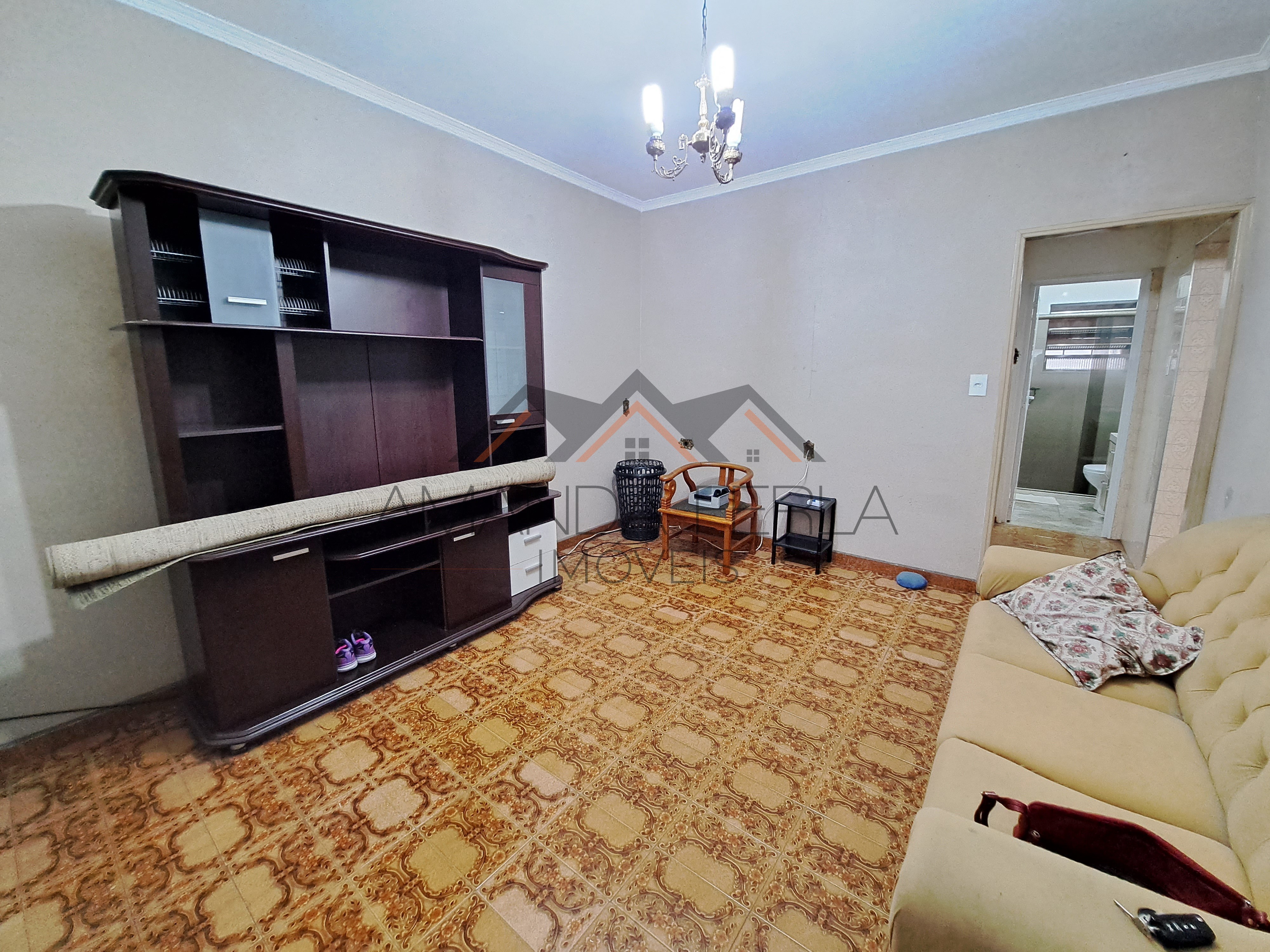 Casa para locação no bairro Olímpico, com 2 dormitórios e 2 vagas.