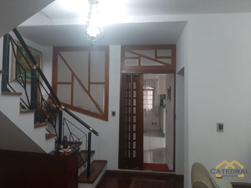 Casa à venda com 3 quartos, 159m² - Foto 1