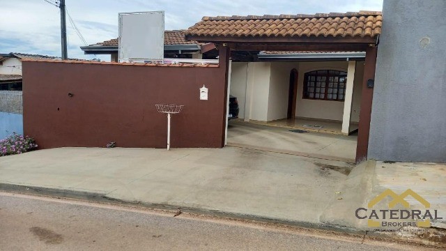 Casa à venda com 3 quartos, 174m² - Foto 1