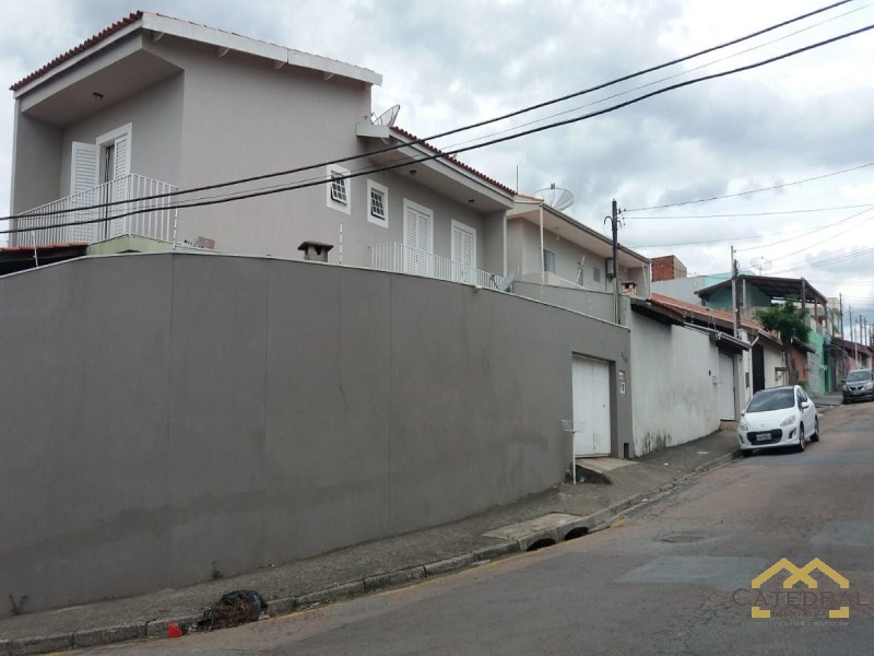 Casa à venda com 3 quartos, 169m² - Foto 1