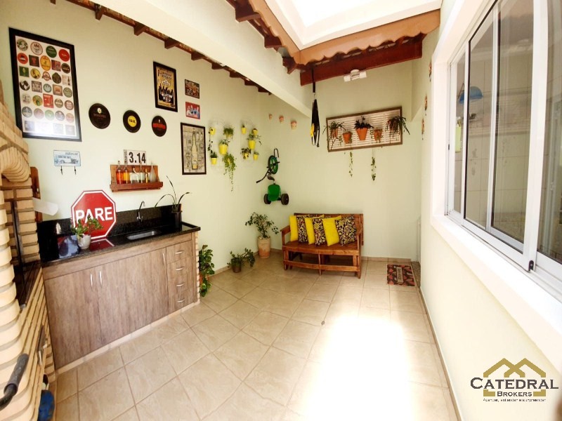 Casa à venda com 3 quartos, 125m² - Foto 1