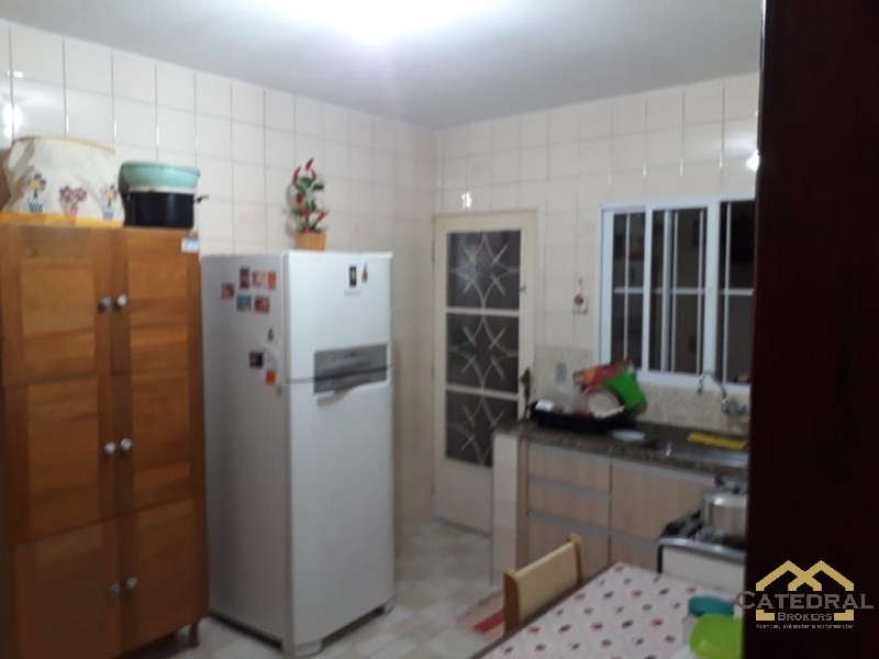 Casa à venda com 2 quartos, 220m² - Foto 2