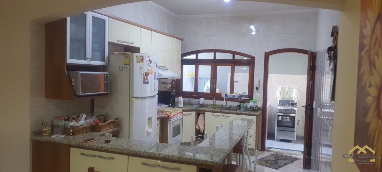 Casa à venda com 3 quartos, 300m² - Foto 2