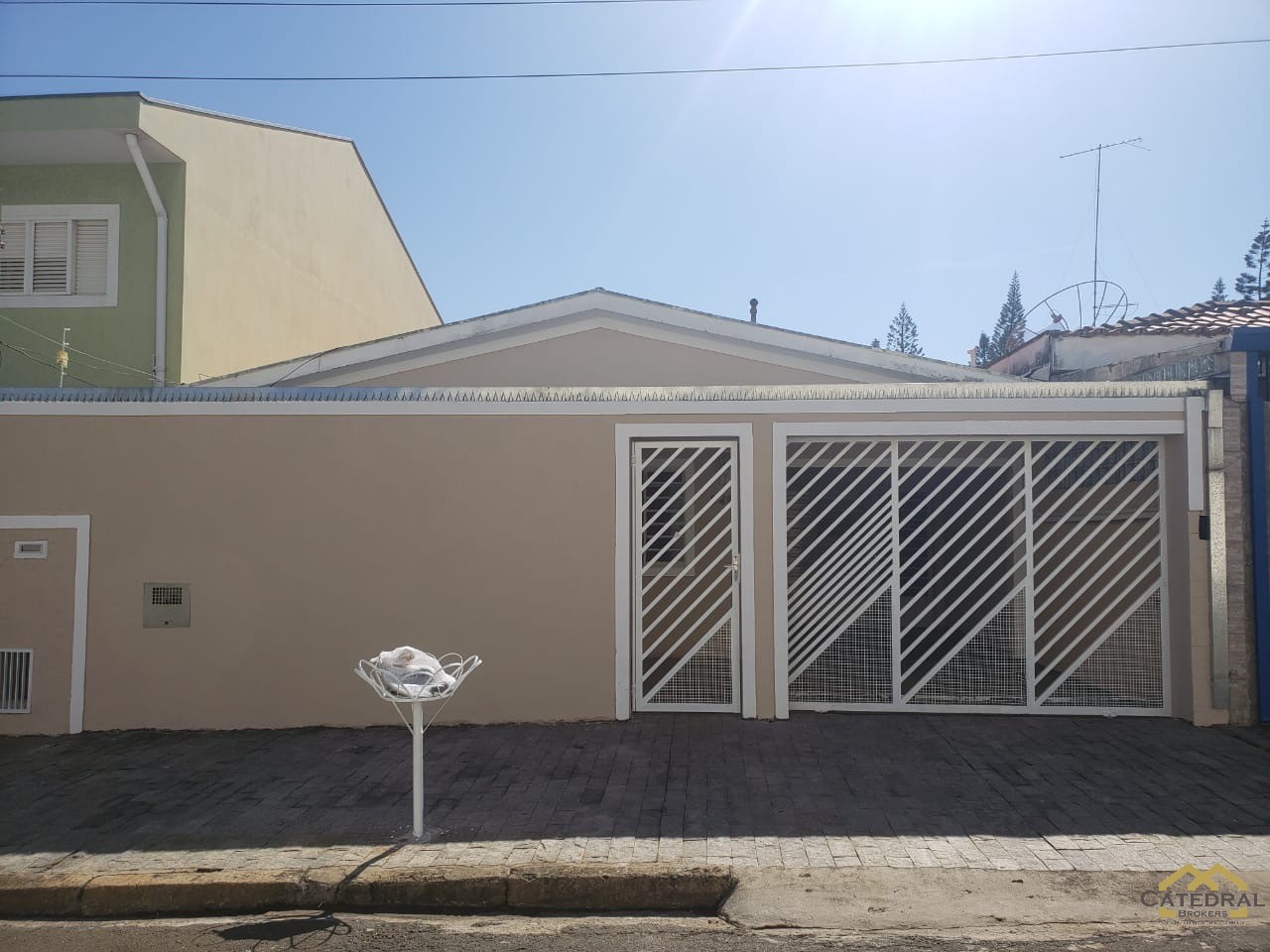 Casa à venda com 4 quartos, 250m² - Foto 1