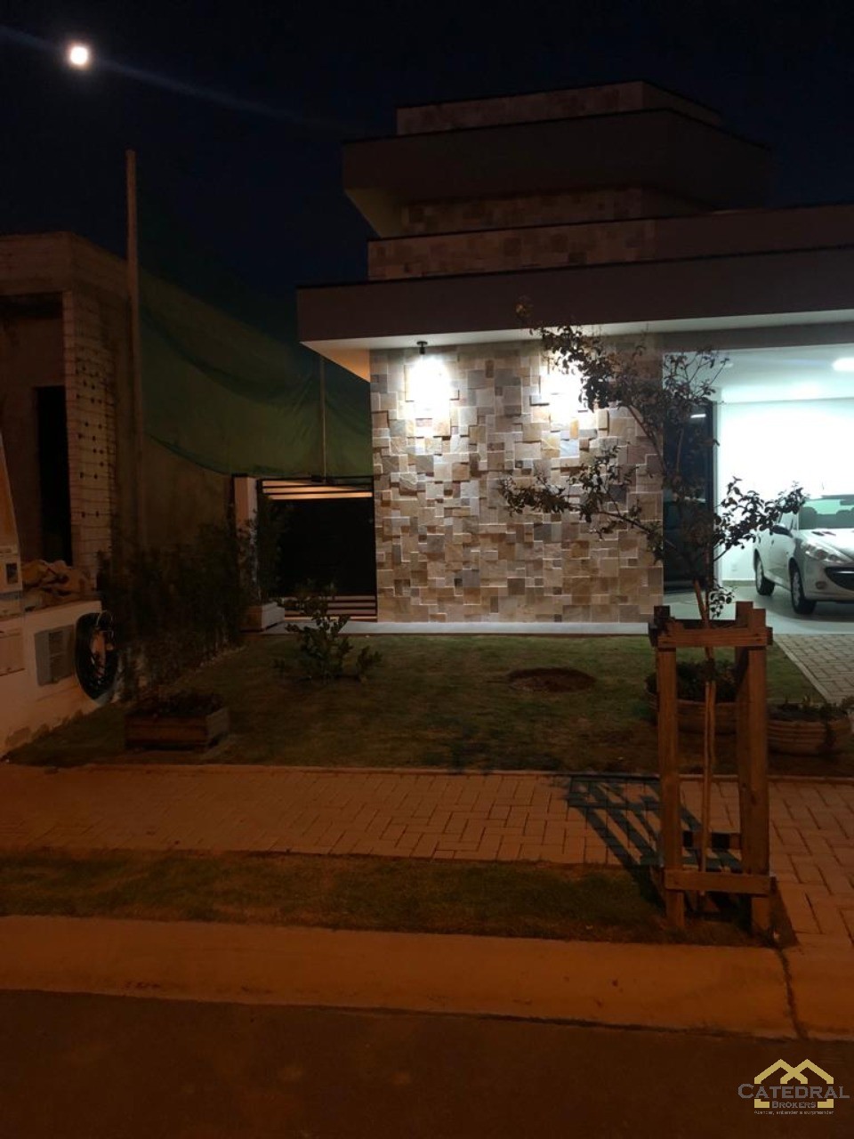 Casa de Condomínio à venda com 3 quartos, 300m² - Foto 2