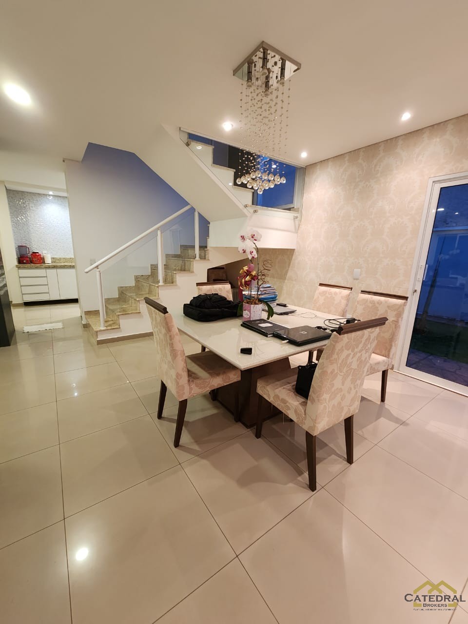 Casa à venda com 3 quartos, 240m² - Foto 1