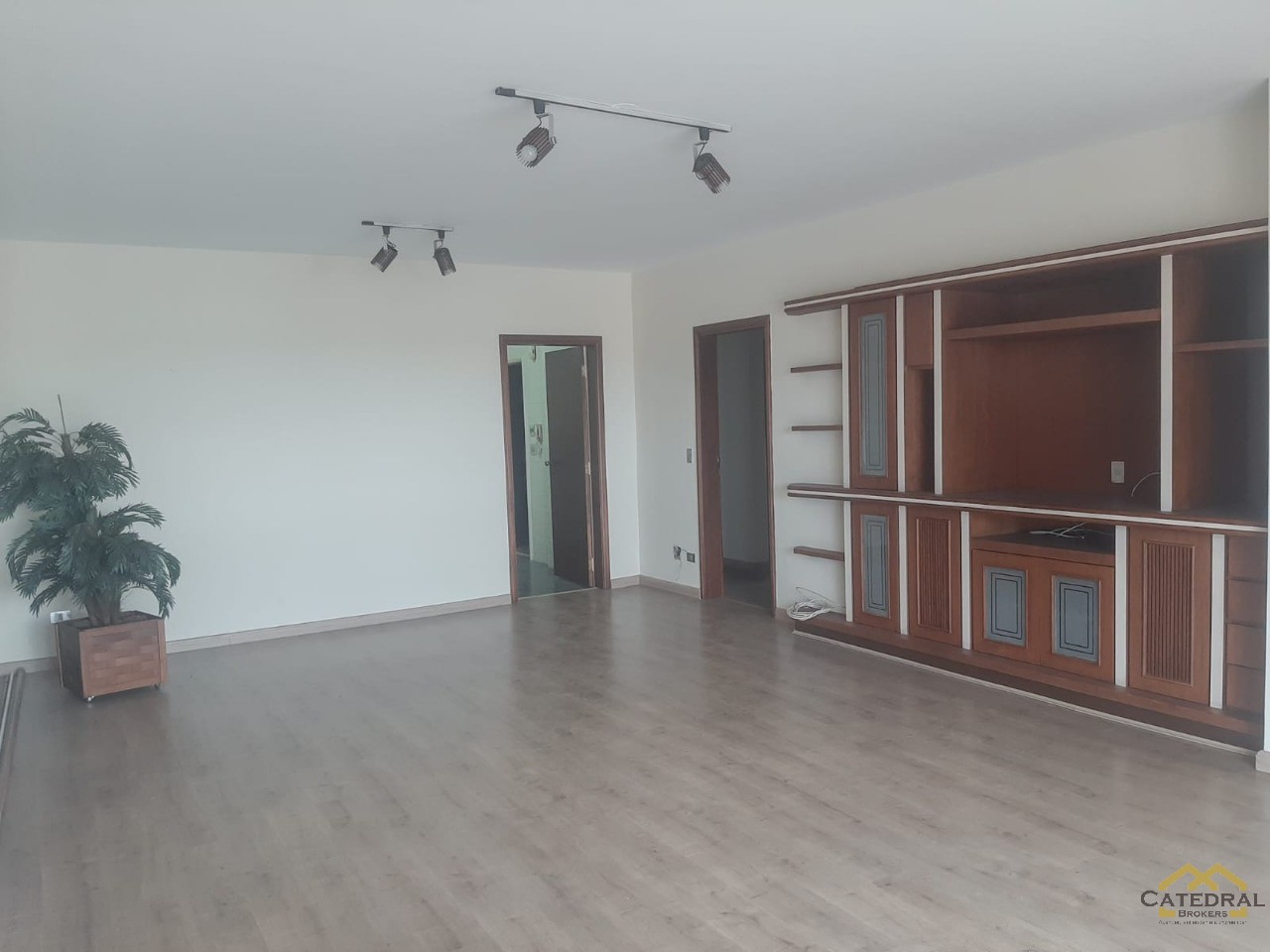 Apartamento para alugar com 5 quartos, 220m² - Foto 1