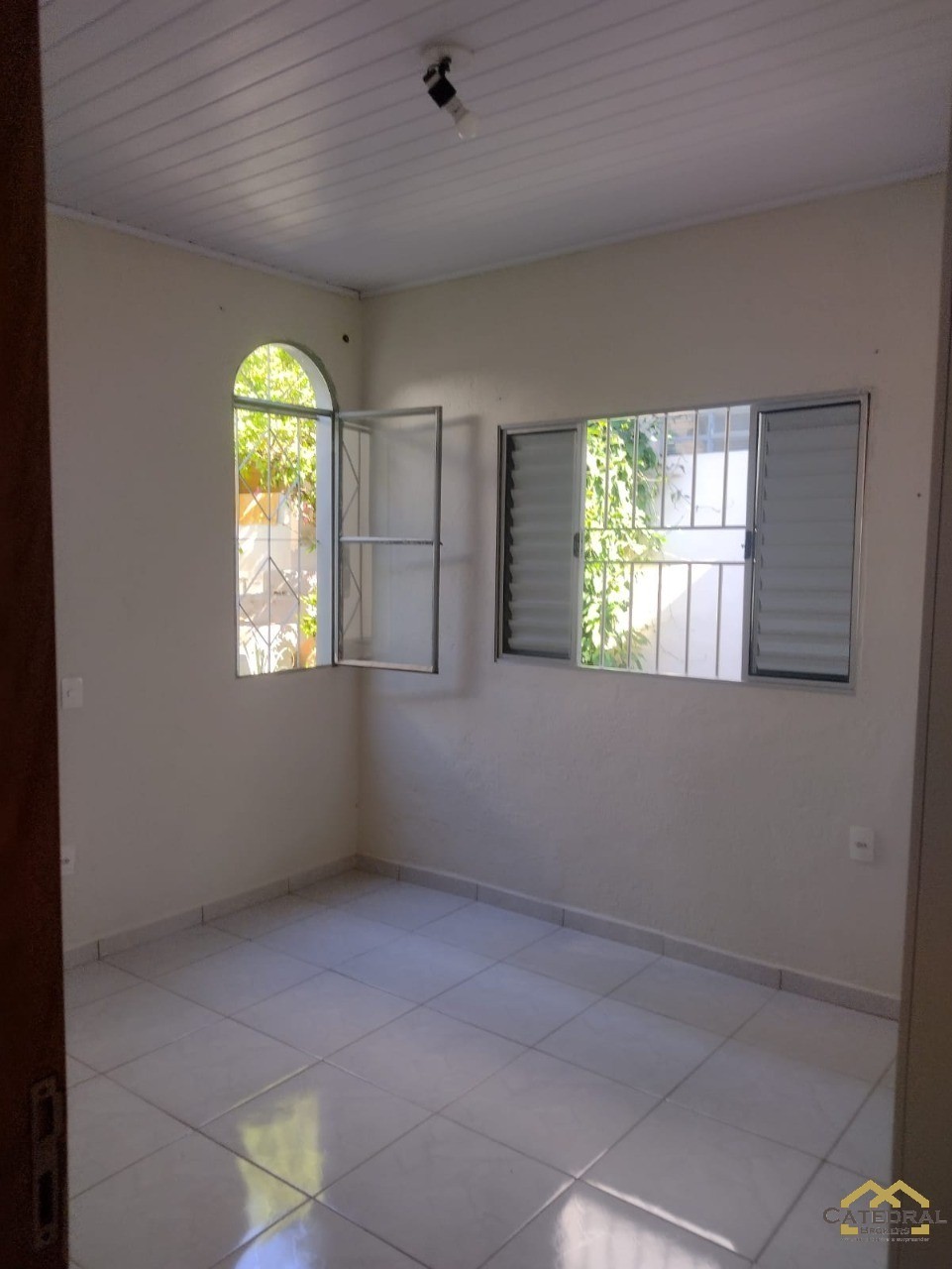 Casa à venda com 2 quartos, 120m² - Foto 1