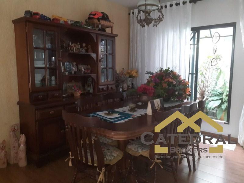 Casa à venda com 3 quartos, 226m² - Foto 1