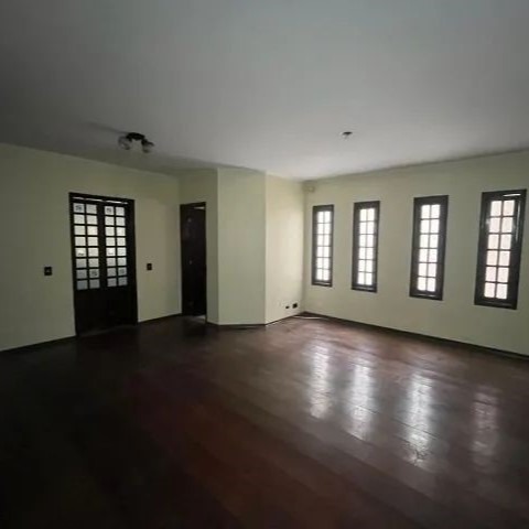 Casa à venda com 3 quartos, 232m² - Foto 1