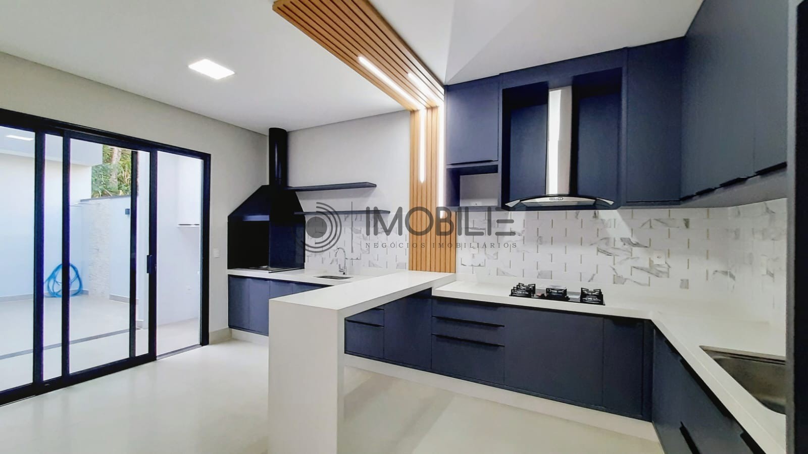 Casa à venda com 3 quartos, 138m² - Foto 1