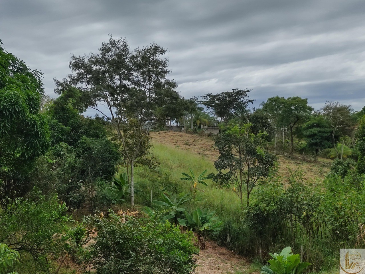 ÁREA DE 7.700 METROS