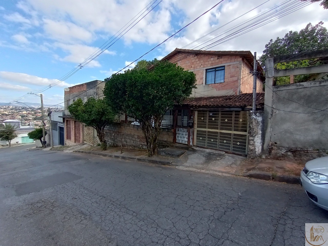 3 CASAS + 1 LOJA COM 2 PORTAS DE AÇO + QUINTAL, LOTE DE 463 M2 - BAIRRO JULIANA - DISPONÍVEL PARA VENDA