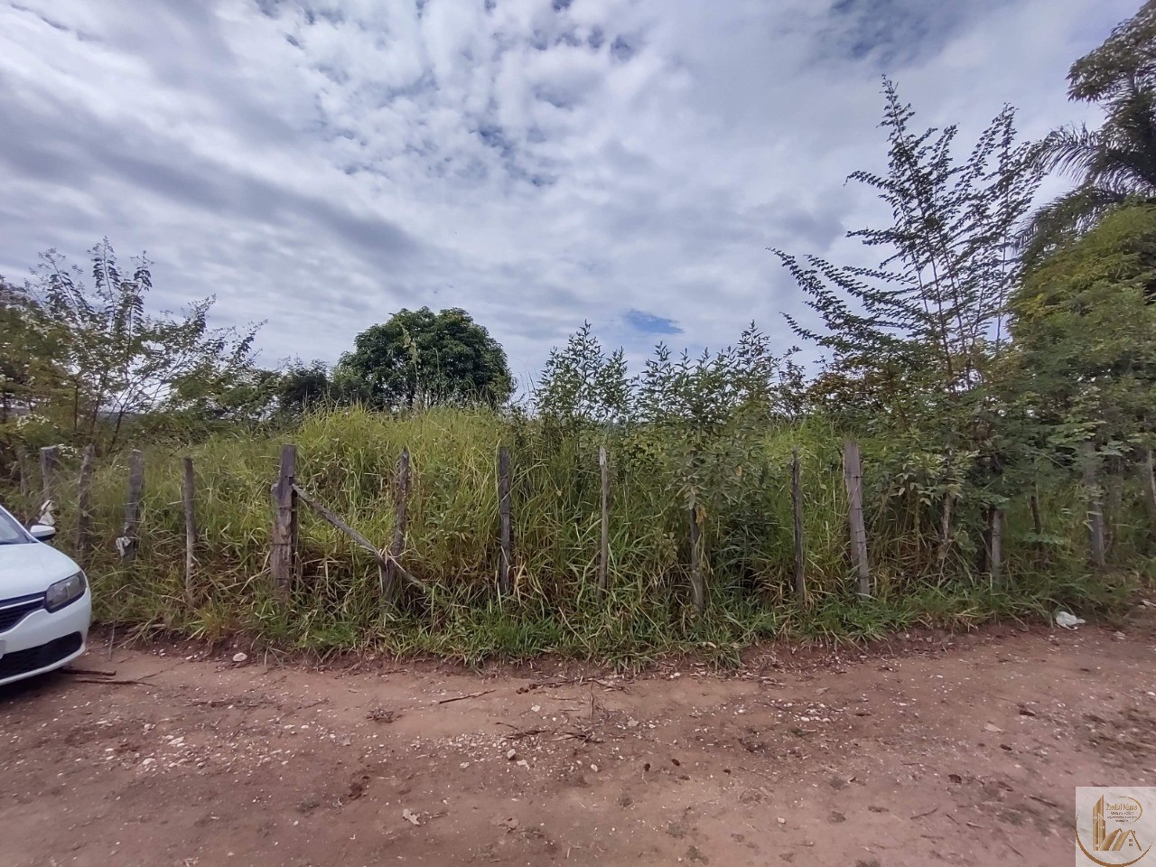 ÁREA DE 7.700 METROS