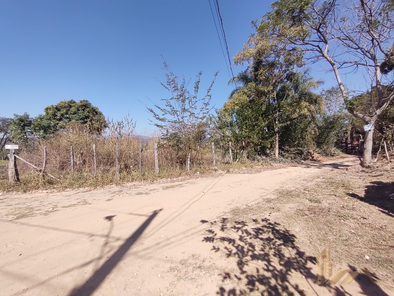 ÁREA DE 7.700 METROS