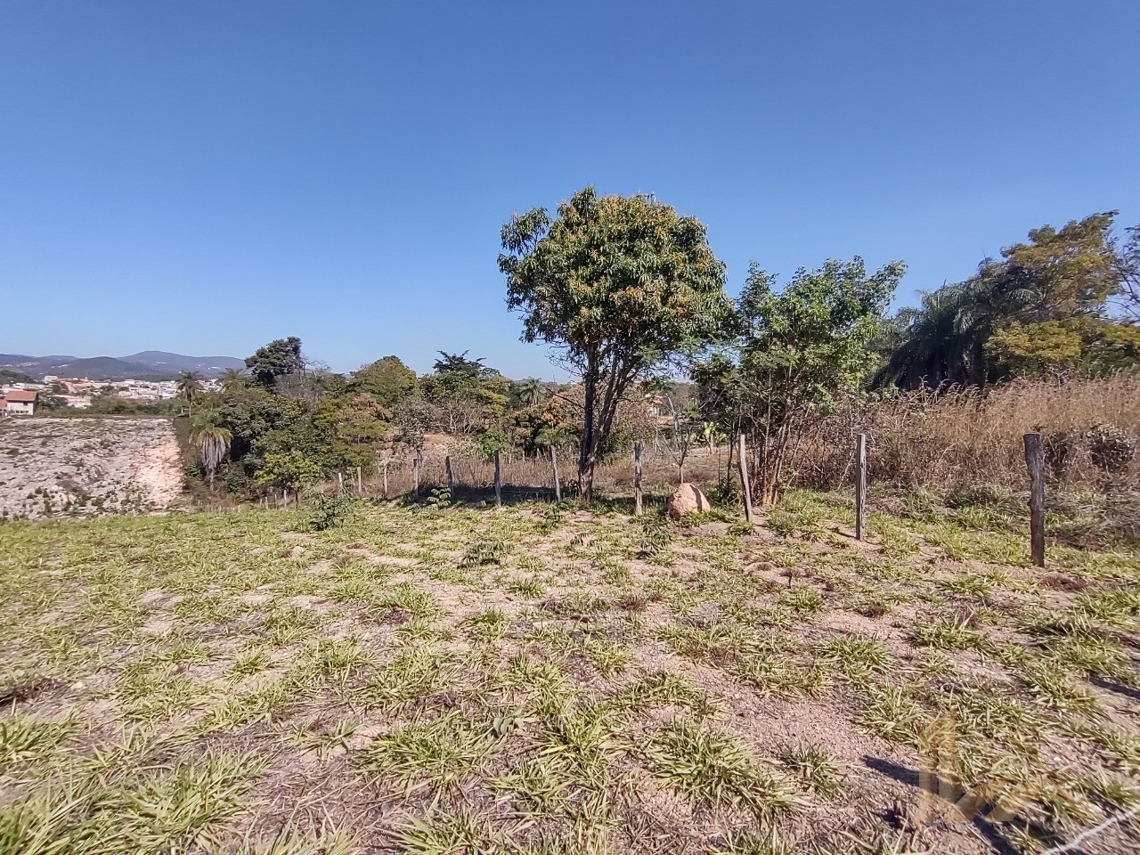 ÁREA DE 7.700 METROS