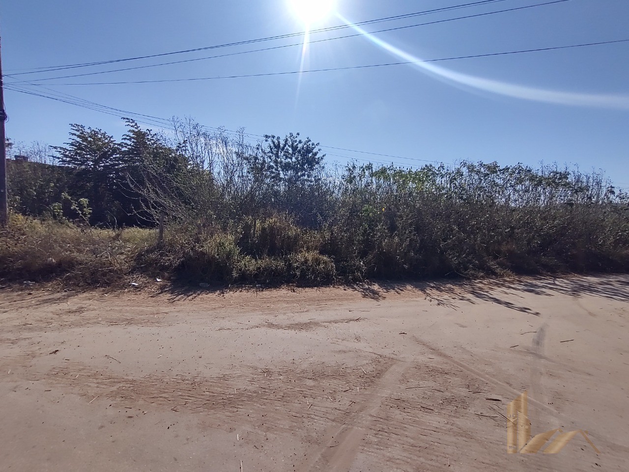 Lote de esquina com mais de 462 mts - R$ 80.000,00 - R$ 80.000,00 Aceita carro como parte de pagamento - Bairro Parque Nova Esperança - Santa luzia