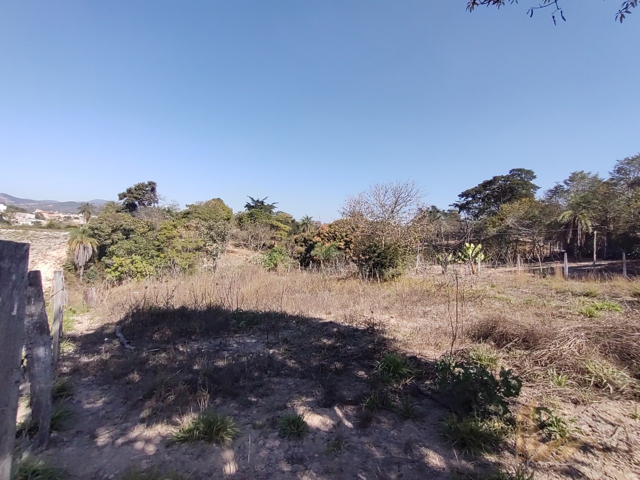 ÁREA DE 7.700 METROS