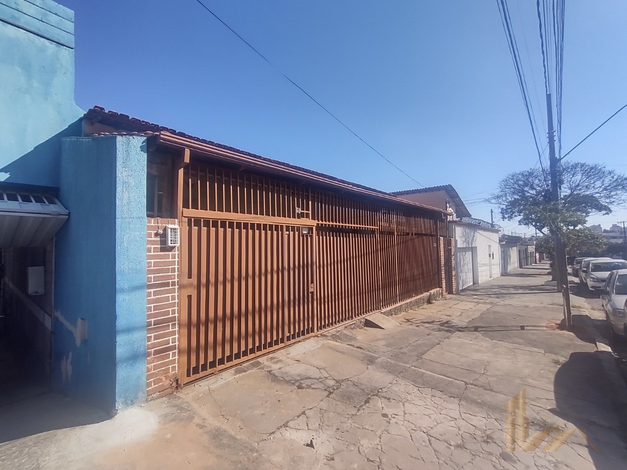 Casa de 3 Quartos + 2 casas de 2 quartos em Lote de 360 mts - ótima Localização - Casa Principal Plana