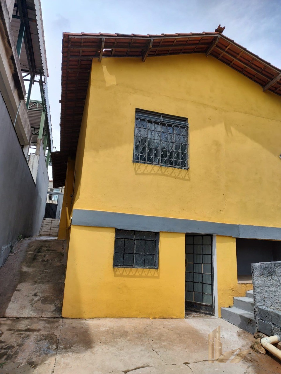 Casa em Lote de 360 m2, todo murado, 3 quartos, 2 salas, varanda, 2 banheiros - Bairro Belmont - Belo Horizonte - MG