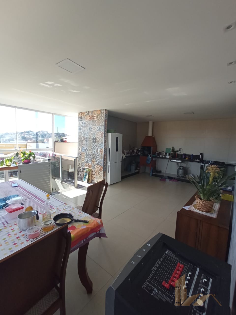 Apartamento Cobertura Duplex, 3 Quartos, sendo 01 Suíte, 2 Banheiros Sociais, 2 Salas, Localizado na Av. Brasilia - São Benedito - Santa Luzia.