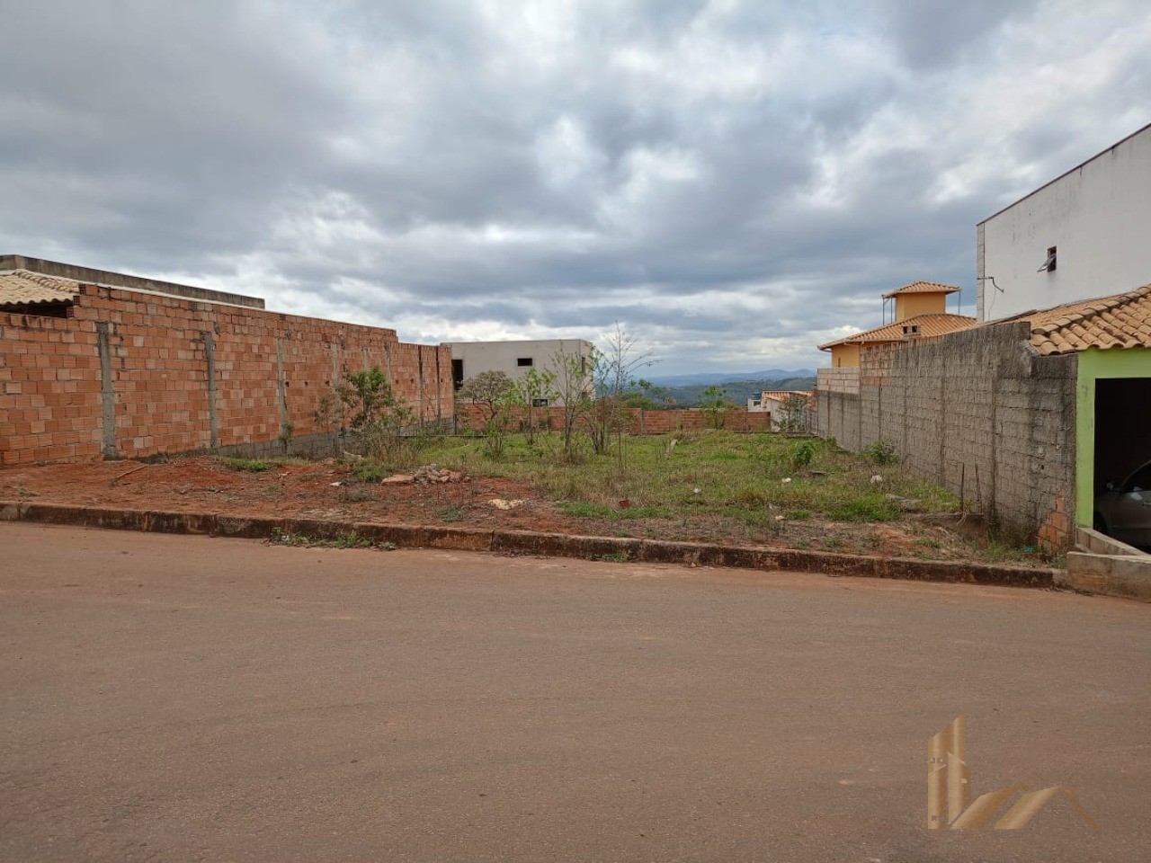 Lote Plano - 360 m2- murado nas Laterais e fundos - Bairro Vila Verde - São Joaquim de Bicas - MG