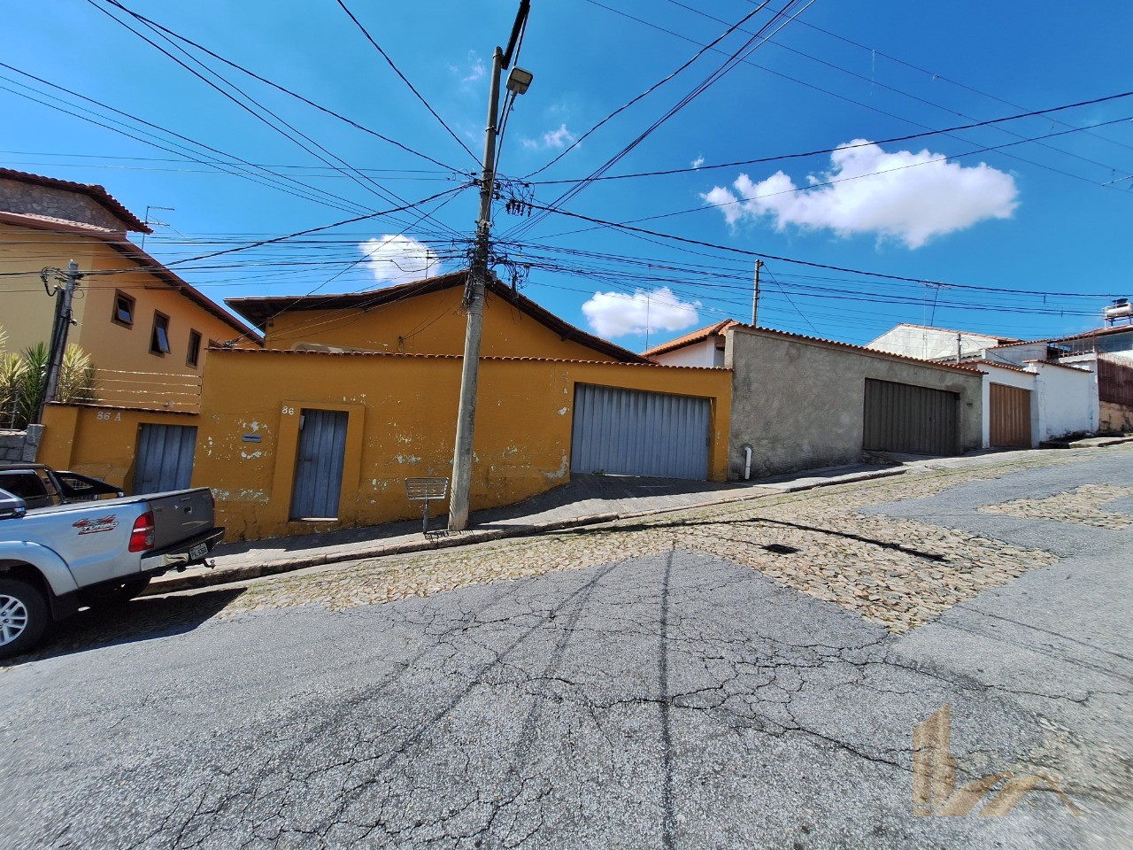 CASA 3 QUARTOS + BARRACÃO 2 QUARTOS AMBOS CONSERVADOS, LOTE 360M² POR R$ 700.000,00 - CACHOEIRINHA - BELO HORIZONTE/MG