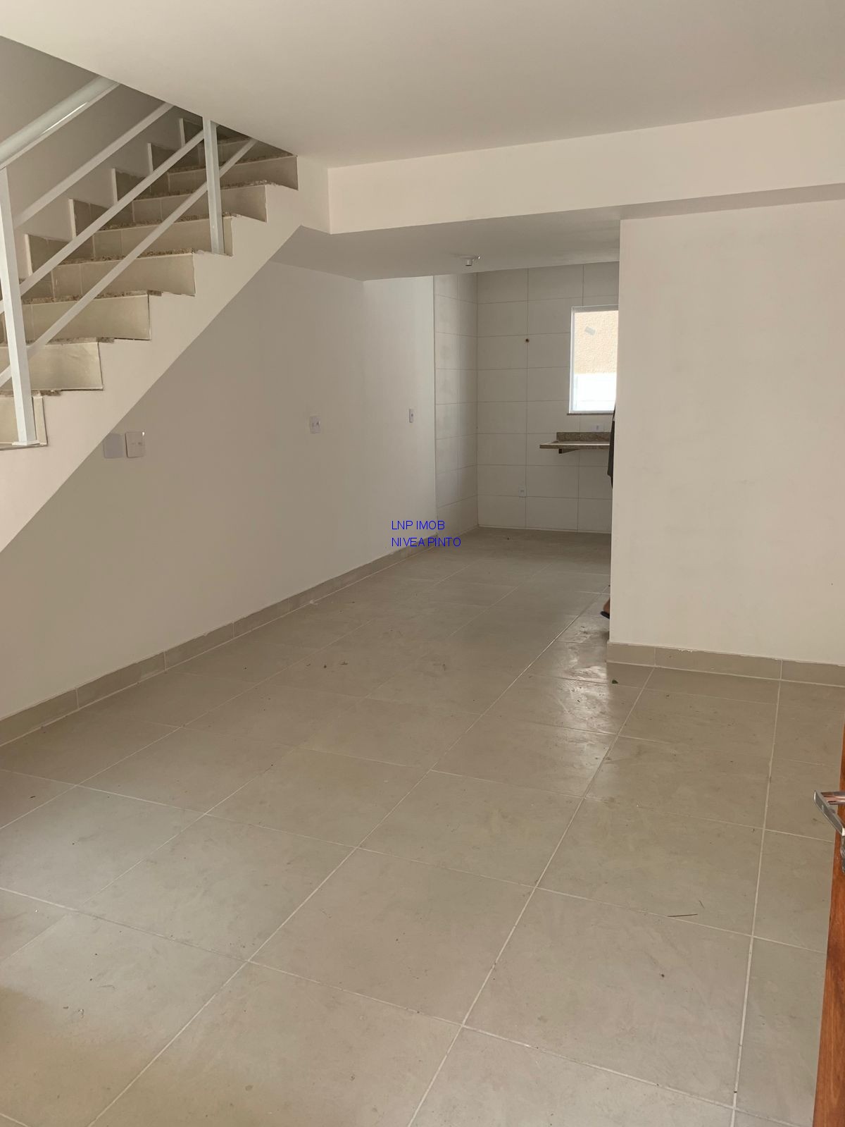 Casa à venda com 2 quartos, 80m² - Foto 2