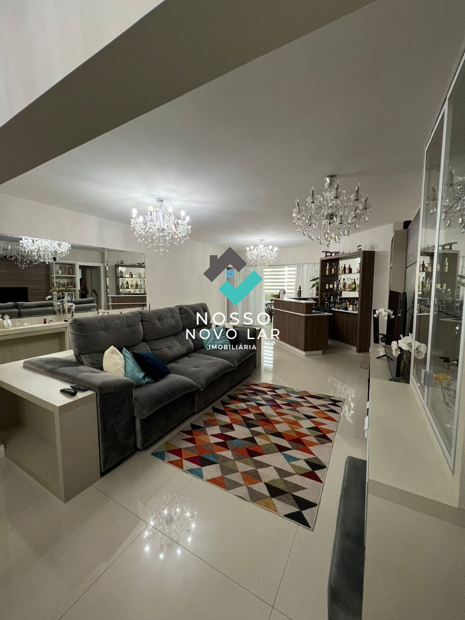 VENDE-SE EXCELENTE APARTAMENTO TODO MOBILIADO 03 QUARTOS COM 01 SUÍTE EM SÃO JOSÉ DOS PINHAIS NO CENTRO DUAS QUADRAS DO SHOPPING SÃO JOSÉ.