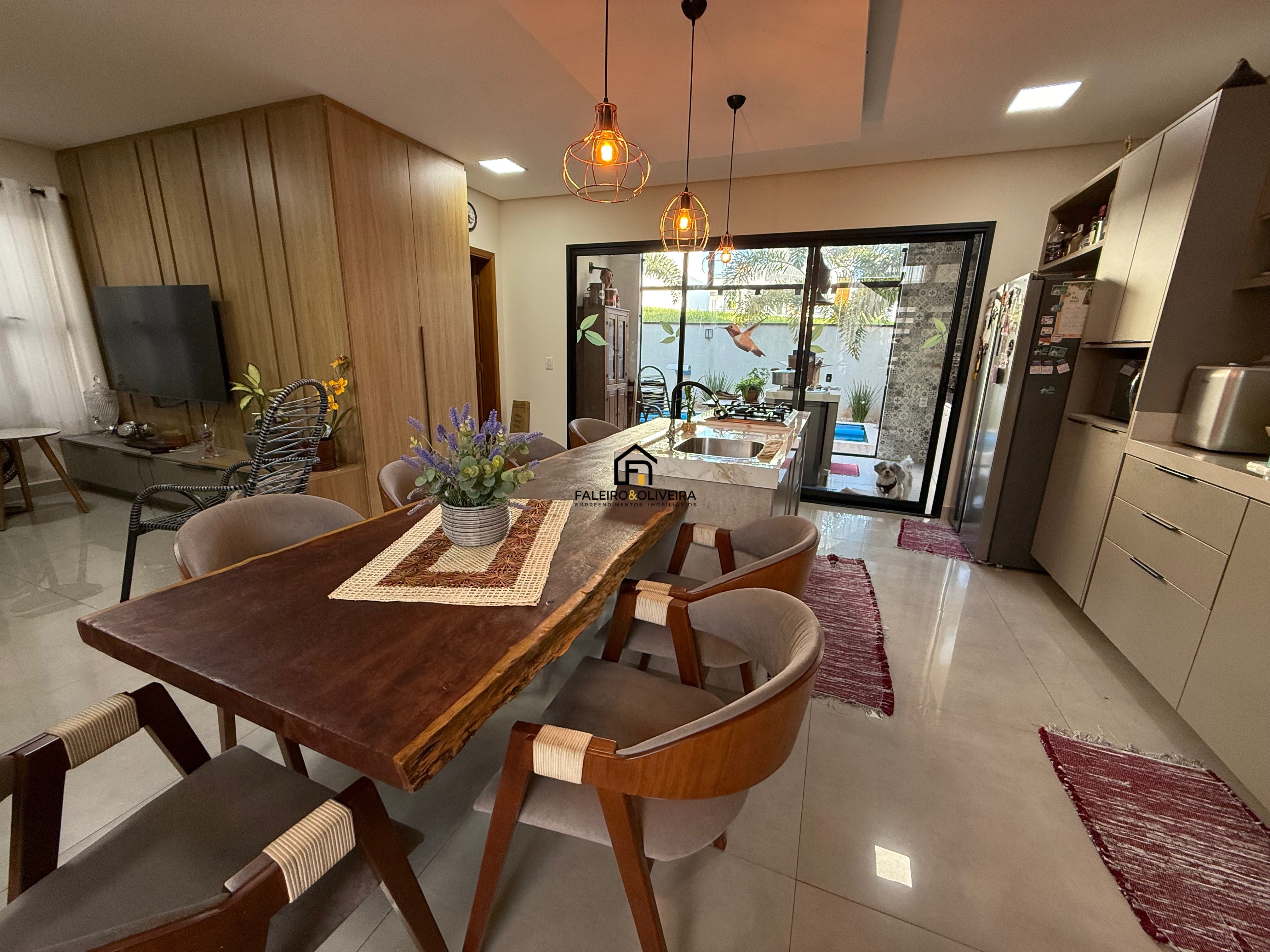 Casa, 4 quartos, 245 m² - Foto 1