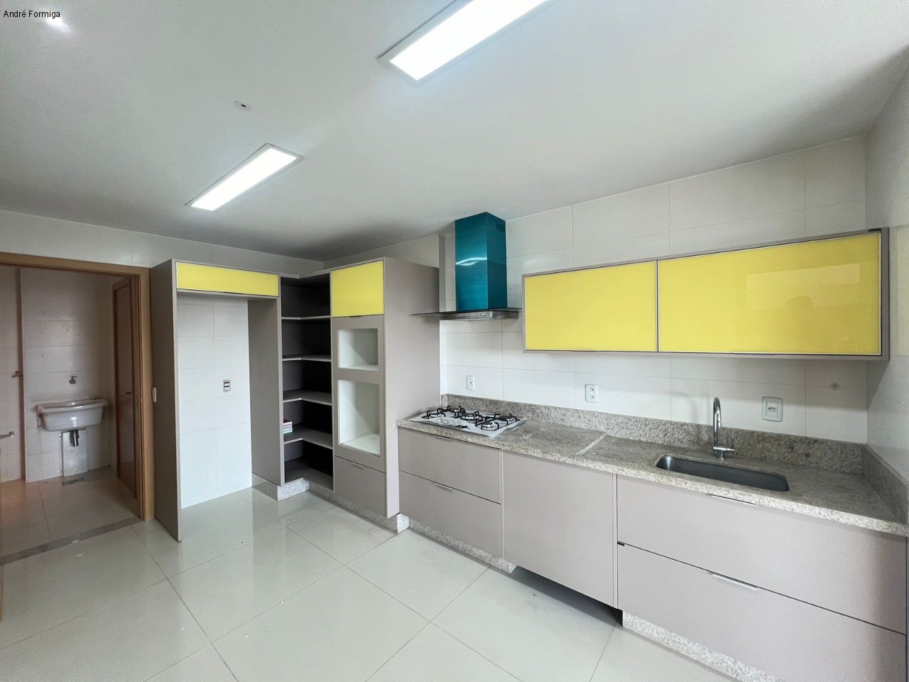 Apartamento à venda com 4 quartos, 216m² - Foto 9