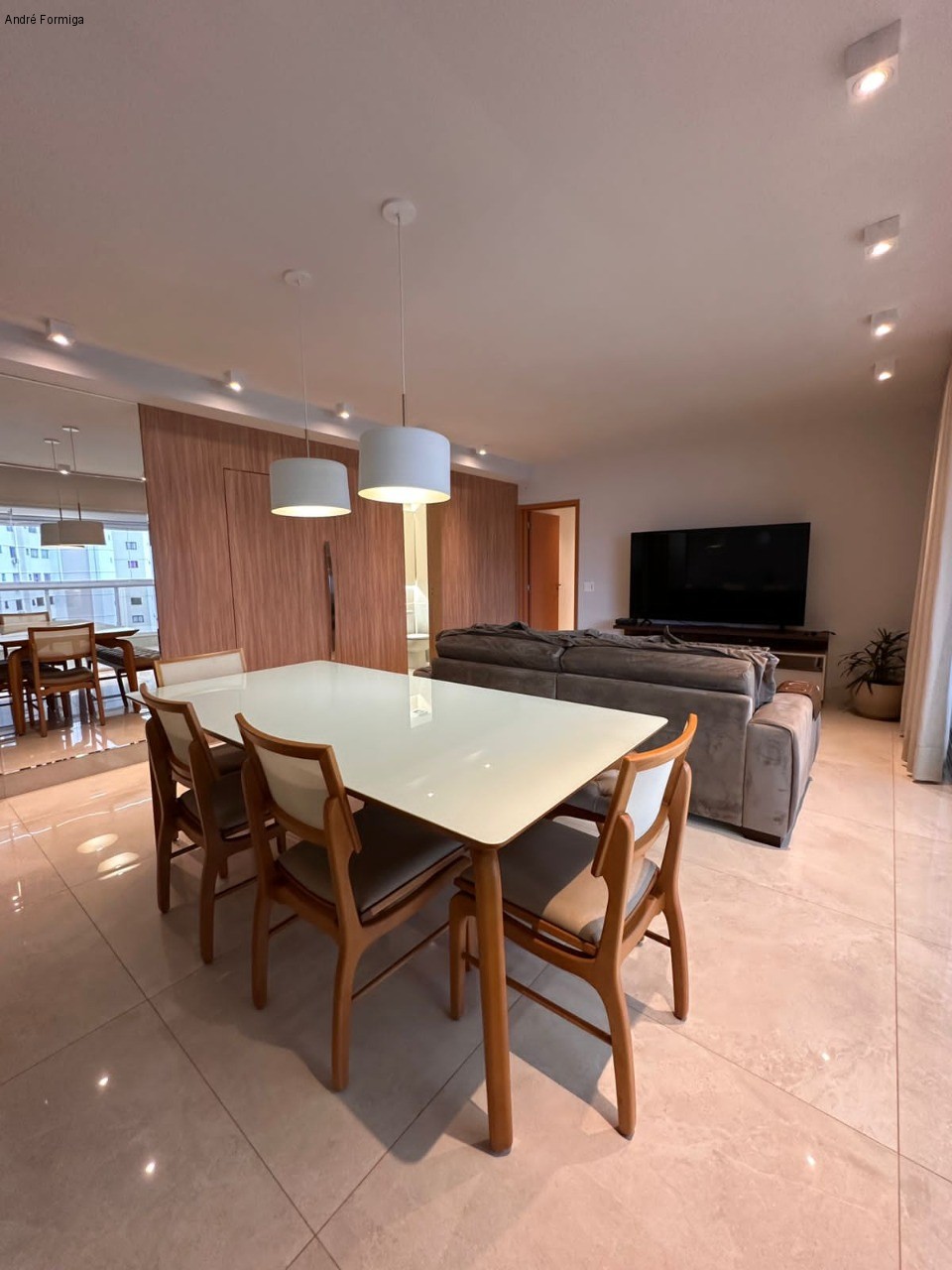 Descubra o melhor imóvel de alto padrão em São Paulo, no bairro Jardins, com localização privilegiada e design moderno.