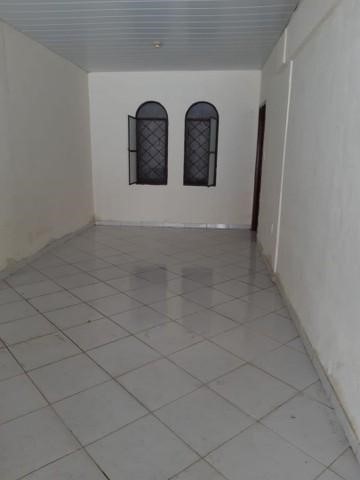 Casa à venda com 4 quartos, 200m² - Foto 2