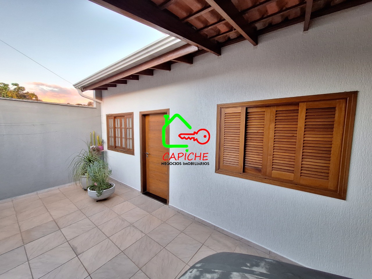 Casa à venda com 3 quartos, 295m² - Foto 1