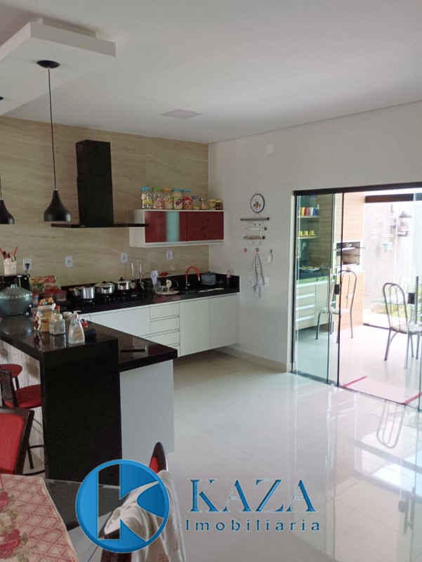 Casa à venda com 3 quartos, 210m² - Foto 1