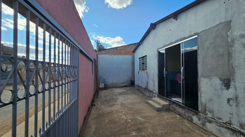 Casa à venda com 2 quartos, 300m² - Foto 3