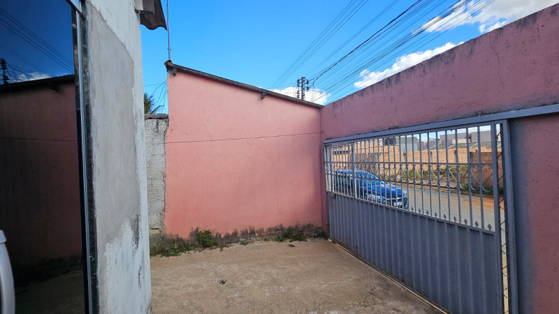 Casa à venda com 2 quartos, 300m² - Foto 2