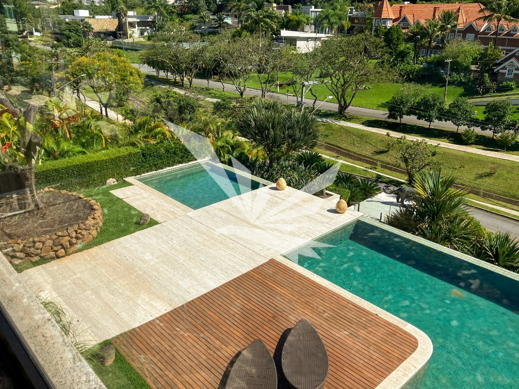 Casa à venda com 6 quartos, 1500m² - Foto 1